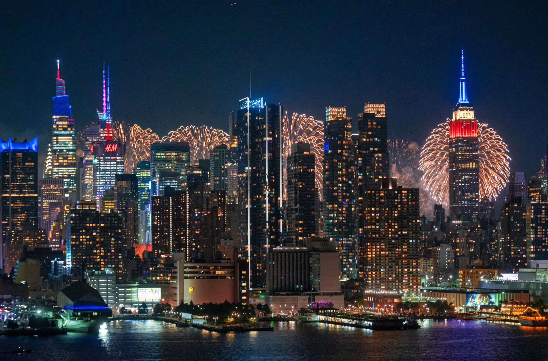 Macy’s Plans to Launch 60,000 Fireworks From Barges Along the East River
