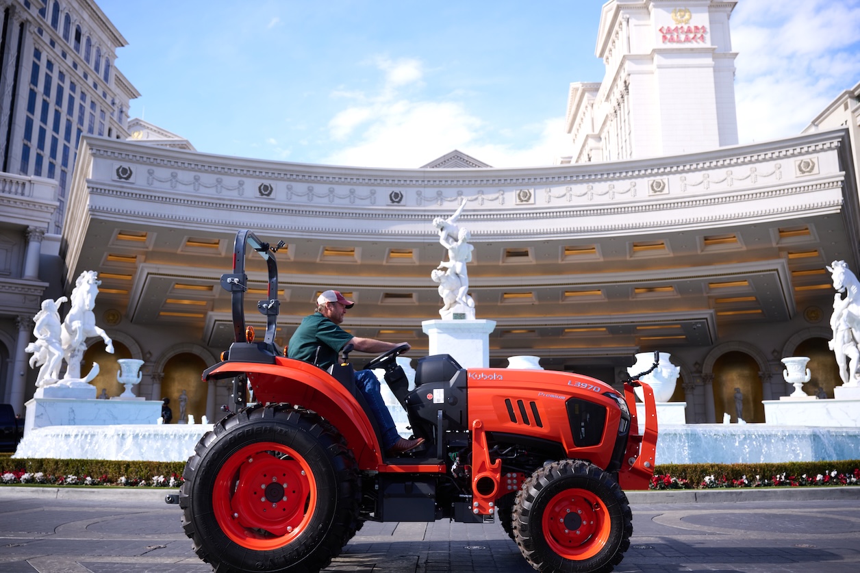 Blake-Shelton on tractor in front of Caesars Palace, Vegas